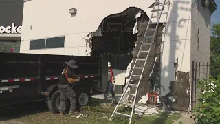 Burglars smash U-Haul truck into Houston Foot Locker more than a dozen times