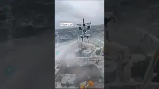 Рыбаки работают в море зимой.