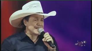 Cantor sertanejo sofre infarto e morre em cima do palco