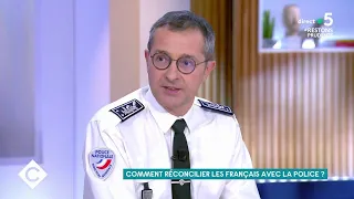 Comment réconcilier les français avec la police ? - C à Vous - 02/12/2020