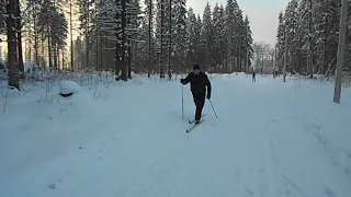 Езда на лыжах с помощью ноги и протеза.