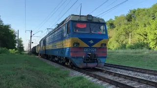 Электровоз ДЭ1-028 с грузовым поездом.