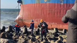 Эвакуация экипажа с иностранного судна, севшего на мель у Холмска, Сахалин - 1