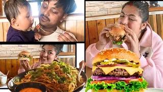 Burger Khana Jada Yesto Vayo 🍔 😉||Kanxi le Khako Dekherr Aru Hereko Herai 🙃||kanxakanxi||