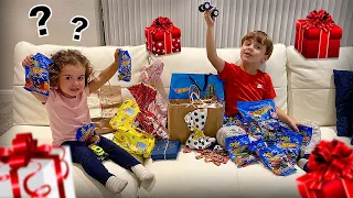 PRESENTES QUE O MARCOS E A LAURA GANHARAM DE INSCRITOS!! Brinquedos e Cartas