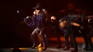 John Wayne  Scheibe  Alejandro Lady Gaga@Wells Fargo Center Philadelphia 91017