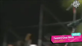 Tyler Joseph saying "más o menos" in Argentina 2016 vs 2019