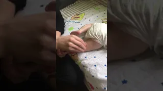 Момент детского массажа . Ножки.