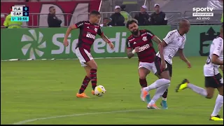 Gabriel Barbosa tomou cartão amarelo neste lance após chutar o Fernandinho.