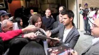 Taylor Lautner Greets Fans