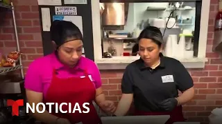 Dos hermanas latinas cocinaban en casa para vivir. Ahora tienen su restaurante | Noticias Telemundo