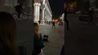 Уличное представление на улице Баумана в Казани/Street performance on Bauman Street in Kazan.