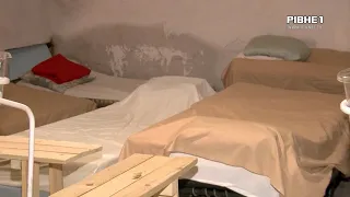У Рівненському пологовому будинку сховище укомплектували спальними місцями