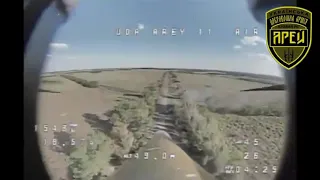 Бійці підрозділу "АРЕЙ" FPV-дроном знищують ворожу бойову машину на Донеччині