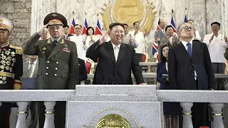 Russlands Verteidigungsminister wohnt Militärparade Nordkoreas bei