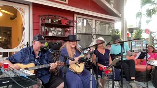 Lynn Olson's Ukulele Garden Party. The Mungos  start the party with It's A Ukulele Day