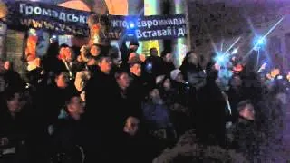 Жертви розгону Майдану 30 листопада виконують гімн на Майдані рівно за місяць після розгону