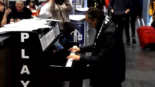 Пианист виртуоз играет в аэропорту Бельгии!