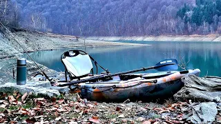 🎣 DOUĂ ZILE de PESCUIT pe un BARAJ de MUNTE - Am DORMIT la CORT la ÎNCEPUTUL LUNII IANUARIE