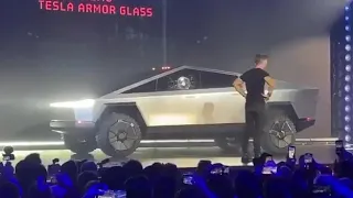 ВО ВРЕМЯ ПРЕЗЕНТАЦИИ TESLA CYBERTRUCK РАЗБИЛИ ОКНО/TESLA CYBER TRUCK PREPARED A WINDOW