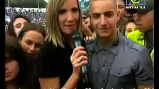 Le Roban Un Arete A Maluma en Plena Entrevista