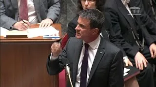 Valls se défend de faire des "cadeaux électoraux"