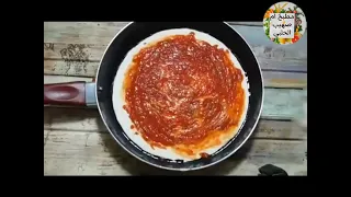 طريقة عمل بيتزا في خمس دقائق بدون عجن وبدون فرن بيتزا سائلة في القلاية 😋😋🍕