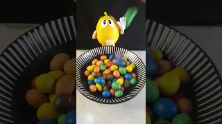 M&M YELLOW DRIZZLING A LOT OF M&M CANDIES#ASMR#shortvideo