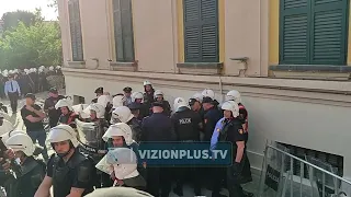 Protesta para bashkisë Tiranë, policit i bie të fikët, mjeku i jep ndihmën e parë - Vizion Plus