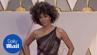 Glamorous Halle Berry lets stunning curly hair fly at Oscars - Daily Mail