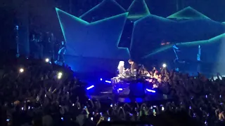 Lady Gaga and Bradley Cooper perform Shallow live in Vegas