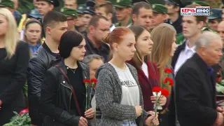 ТРАГЕДИЯ В КЕРЧИ: 30 000 ЧЕЛОВЕК ПРОВОДИЛИ ПОГИБШИХ В ПОСЛЕДНИЙ ПУТЬ (ПОЛНЫЙ ВИДЕОРЕПОРТАЖ)