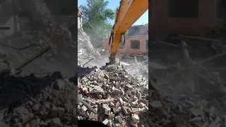 Погрузка мусора экскаватором JCB160