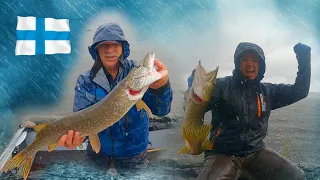 ЖОР ЩУКИ на СЛОМЕ ПОГОДЫ 🐟 РЫБАЛКА в ЖЁСТКИЙ ЛИВЕНЬ 💦 ПРИБЫЛИ в ФИНЛЯНДИЮ 🎣