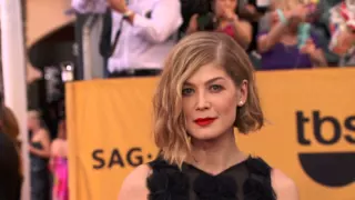 SAG Awards 2015: Rosamund Pike Red Carpet | ScreenSlam