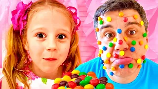 Nastya und Papa spielen mit Lego-Spielzeugen, lustigenGeschichten für Kinder