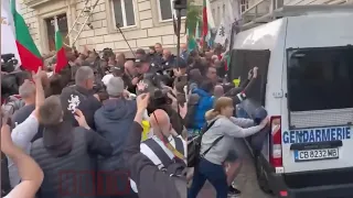 Болгария -София сегодня. Очень шумный митинг против помощи Украине и за отставку правительства.