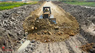 The Best Skills KOMATSU Dozer Cutting Soils Rock Making ​Road Soils Foundation In Muddy Space​