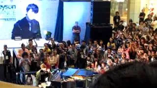 [Fancam] Greyson Chance at CTW in BKK waiting outside the line