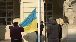 Підняття прапора Майдану на флагштоку біля Львівської міської ради