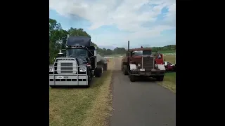 Duel Peterbilt And Convoy Mack Race To The Finish Line!