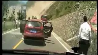 Crazy Rock Slide in China Crushing Cars