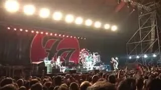 Foo Fighters Mohawk plays drums Rockin 1000 Cesena 03/11/15 - Under Pressure Queen Live Carisport