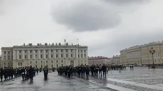 Внезапная репетиция парада проходит прямо сейчас на Дворцовой площади в Санкт Петербурге