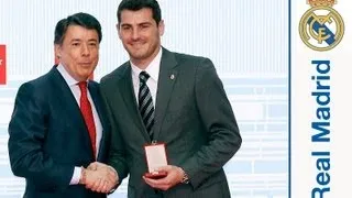 Casillas receives the Gold Medal from the City of Madrid