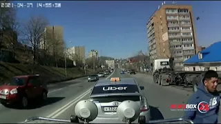 Джип и  приус: дорожный конфликт во Владивостоке попал на видео