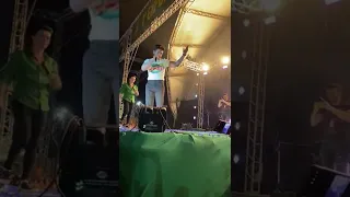 Guilherme da dupla com Hugo da bronca em mulher de Goianésia em festa da Pecuária de Barro Alto