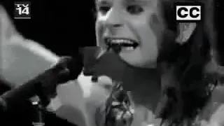 Ozzy Osbourne morde morcegos e arranca a cabeça fora !! -Ozzy Osbourne Bites Bats Head Off!! -