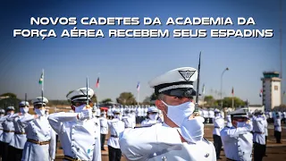 Novos Cadetes da Academia da Força Aérea recebem seus espadins