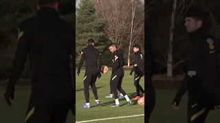 ziyech and thiago silva raise the ball with back feet